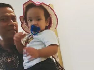Berita artis: Selaku kakek, Doddy Soedrajat tidak bawa hadiah untuk Gala seperti wartawan yang belikan hadiah berupa ikan hias.