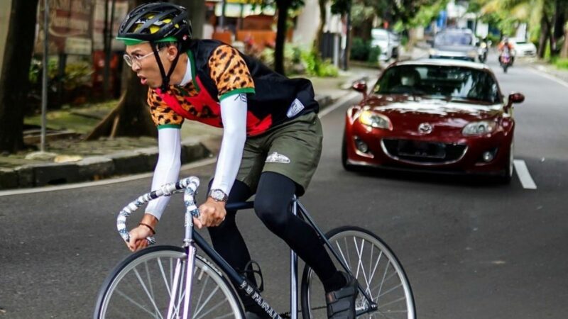 Berita artis: dr Tirta gowes dengan bersepeda dari Jogja ke Jakarta seorang diri dan singgahi sejumlah wilayah di pulau Jawa.