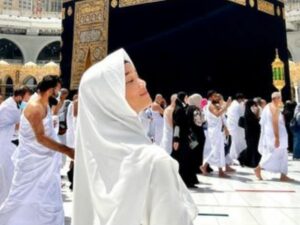 Berita artis: Fuji wujudkan keinginan mendiang Vanessa Angel, salah satunya adalah membiayai Ida sang pengasuh Gala.