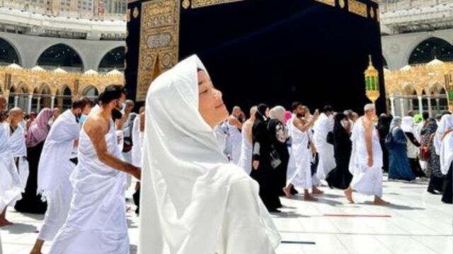 Berita artis: Fuji wujudkan keinginan mendiang Vanessa Angel, salah satunya adalah membiayai Ida sang pengasuh Gala.