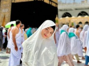 Berita artis: Fuji posting foto di tanah suci, dibanjiri komentar negatif terkait cara berpakaiannya yang terbuka.