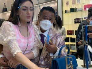 Berita artis: Hotman Paris unggah sendiri foto saat ia peluk Celine Evangelista ketika belikan janda cantik itu tas mewah.