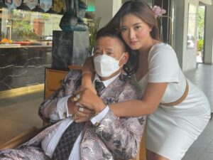 Berita artis: Novi Sasmita, aspri ke-18 Hotmat Paris tak sungkan merangkulya dari belakang, hal itu pun membuat netizen gigir jari.