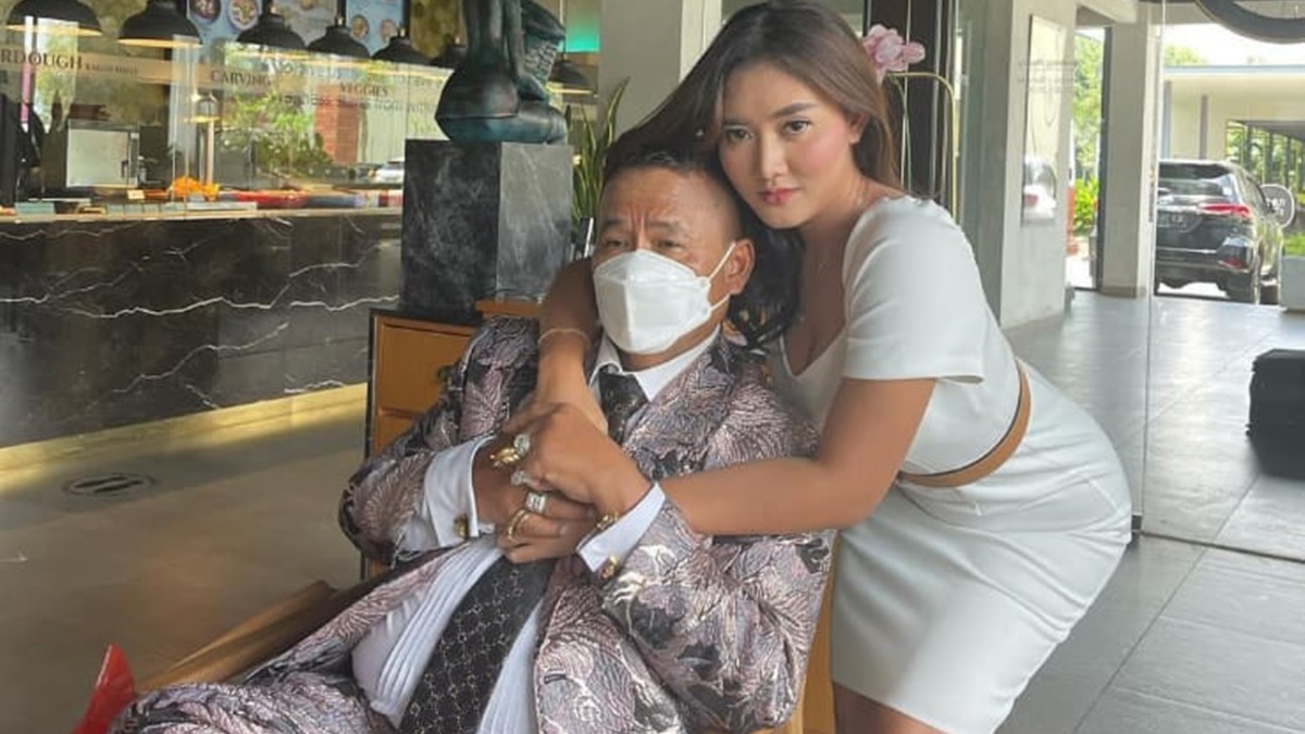 Berita artis: Novi Sasmita, aspri ke-18 Hotmat Paris tak sungkan merangkulya dari belakang, hal itu pun membuat netizen gigir jari.