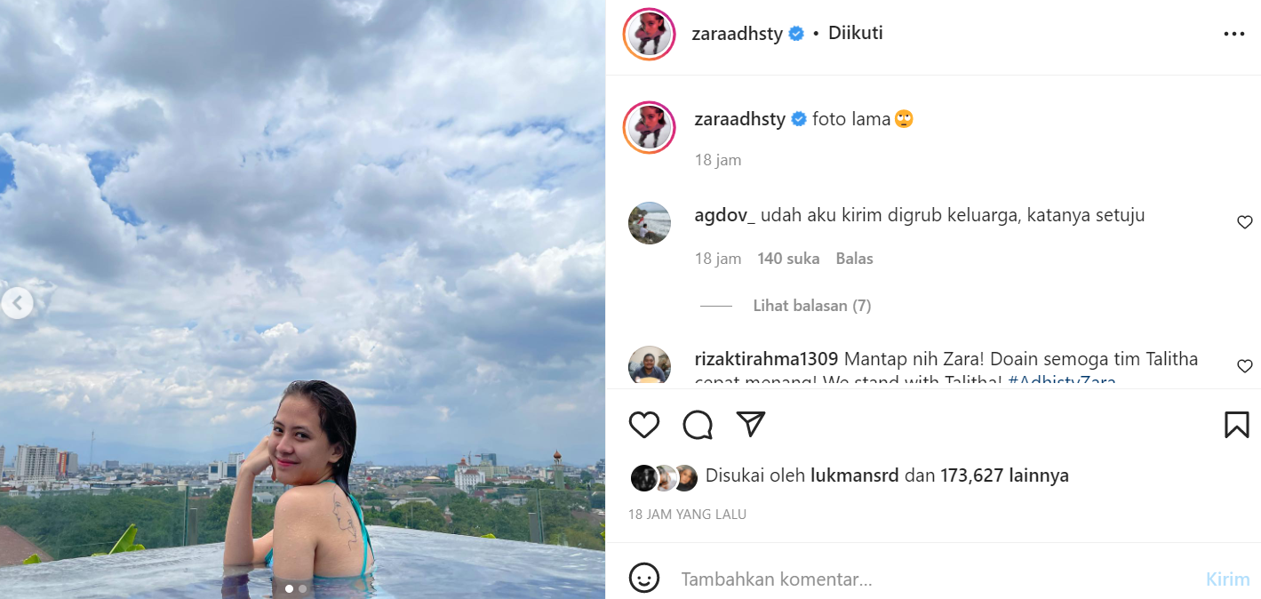 Berita artis: Adhisty Zara pamer foto dirinya dengan punggung bertato di kolam renang. Tato dipunggung Zara bergambar setengah wajah.