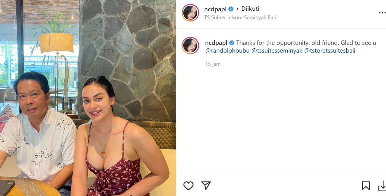 Berita artis: Nora Alexandra mengunggah sebuah foto bersama dengan seorang pria yang merupakan teman lamanya, ia mengenakan baju seksi saat bertemu.