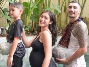 Berita artis: Lucunya Jessica Iskandar pakaikan kain pada sang suami dan anaknya agar bisa merasakan jadi seorang ibu hamil