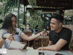 Berita artis: Kalina Oktaranny lakukan kolaborasi youtube dengan seorang pria brondong, netizen pun membanjiri kolom komentar unggahannya.
