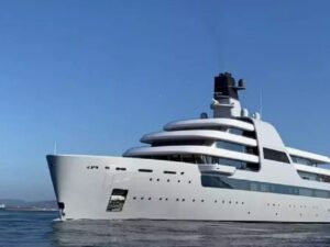 Kapal Pesiar Mewah Abramovich di Barcelona Ingin Dirusak