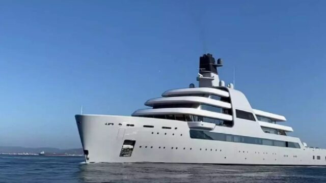 Kapal Pesiar Mewah Abramovich di Barcelona Ingin Dirusak