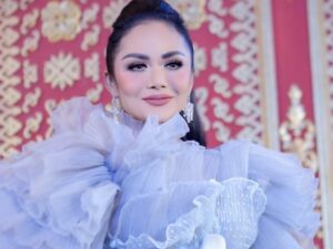 Berita artis: Krisdayanti bernyanyi di nikahan sepasangan pengantin Padang, mertua Atta Halilintar ini tampil memukau.