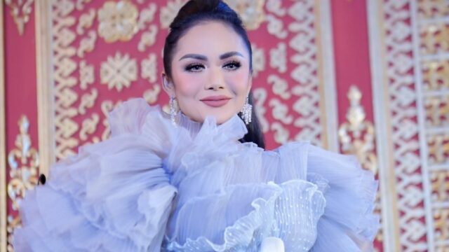 Berita artis: Krisdayanti bernyanyi di nikahan sepasangan pengantin Padang, mertua Atta Halilintar ini tampil memukau.