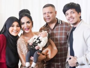 Berita artis: Penyanyi Krisdayanti dibuat terharu hingga menangis saat kedatangan sang cucu pertaman untuk merakayan ulang tahunnya yang ke-47.