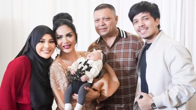 Berita artis: Penyanyi Krisdayanti dibuat terharu hingga menangis saat kedatangan sang cucu pertaman untuk merakayan ulang tahunnya yang ke-47.