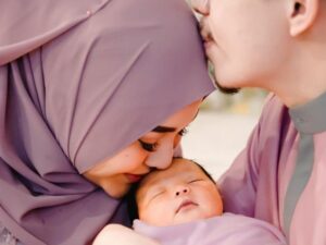 Berita artis: Aurel Hermansyah mengungkapkan sikap sang suami Atta Halilintar yang begitu posesif terhadap putri pertamanya Ameena Hanna Nur Atta.