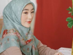 Unggah sebuah foto hanya perlihatkan ujung kaki, Larissa Chou curhat jika kebahagiaan bisa dibagi sementara kesedihan disimpan seorang diri.