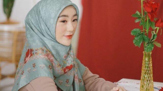 Unggah sebuah foto hanya perlihatkan ujung kaki, Larissa Chou curhat jika kebahagiaan bisa dibagi sementara kesedihan disimpan seorang diri.