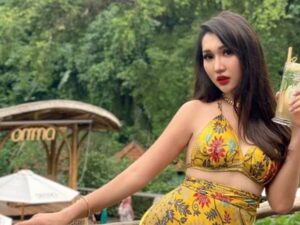 erita artis: Lucinta Luna diminta oleh warganet untuk mendaftar menjadi Miss Indonesia karena memiliki body goals dan gaya yang luar biasa.