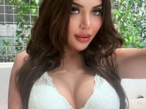 Berita artis: Pamer foto selfie, penampilan Millen Cyrus yang hanya kenakan gaun menyerupai bra buat netizen salah fokus.
