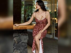 Berita artis: Kembali tampil seksi dengan pakaian memperlihatkan tubuh bagian depan, Nora Alexandra dijuluki pemersatu bangsa.
