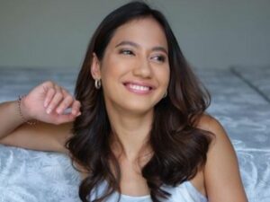 Berita artis: Senyum Pevita Pearce mampu membuat netizen terutama kaum pria klepek-klepek, dinilai lebih indah dari mentari pagi.