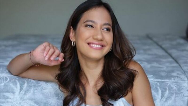 Berita artis: Senyum Pevita Pearce mampu membuat netizen terutama kaum pria klepek-klepek, dinilai lebih indah dari mentari pagi.