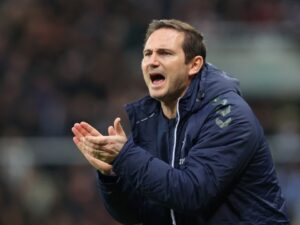 Cekricek.id - Pelatih Everton, Frank Lampard, mengaku mengalami patah tangan karena terlalu semangat merayakan kemenangan timnya atas Newcastle