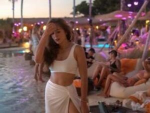 Berita artis: Artis cantik Wulan Guritno disebut tak termakan usia ketika kembali unggah sebuah potret seksi mengenakan dress putih seksi.