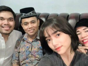 Berita artis: Thariq secara terang-terangan meminta restu kepada ayahanda Fuji untuk menjaga dan melindungi Fuji seumur hidupnya.