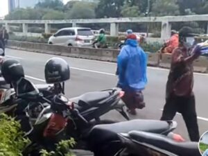 Berita terbaru: Seorang oknum polisi kedapatan menendang kemaluan seorang ibu-ibu yang sedang membagikan takjil di tengah jalan kepada mahasiswa yang demo.