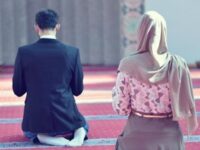 Berita artis: Sepasang kekasih yang berstatus pacaran, apakah boleh melakukan salat berjamaah berdua saja? Ini hukumnya!