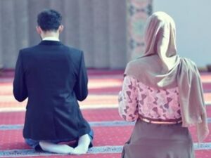 Berita artis: Sepasang kekasih yang berstatus pacaran, apakah boleh melakukan salat berjamaah berdua saja? Ini hukumnya!