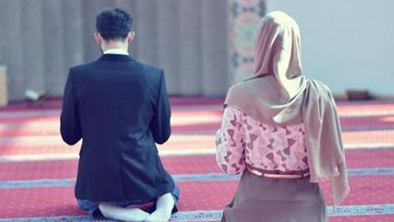 Berita artis: Sepasang kekasih yang berstatus pacaran, apakah boleh melakukan salat berjamaah berdua saja? Ini hukumnya!
