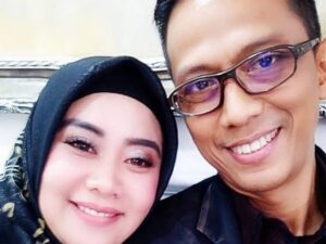 Berita artis: Puput dan Doddy Sudrajat akhirnya hari ini dinyatakan resmi bercerai, pada Senin (11/4/2022) di Pengadilan Agama Jakarta Pusat.
