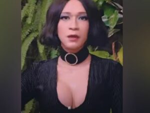 Berita artis: Bikin banyak netizen salah fokus, saat seorang wanita berhijab memegang tubuh bagian depan Aming yang pakai silikon.