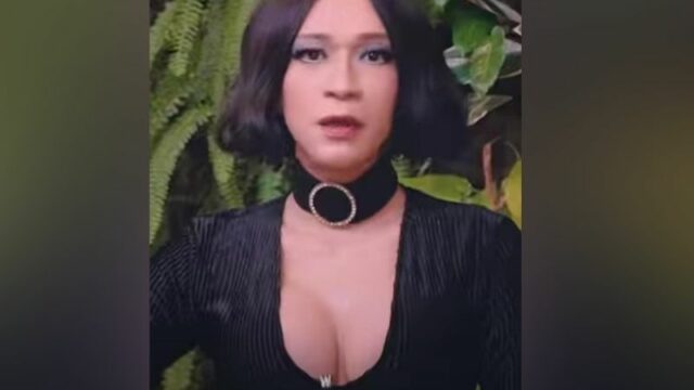 Berita artis: Bikin banyak netizen salah fokus, saat seorang wanita berhijab memegang tubuh bagian depan Aming yang pakai silikon.