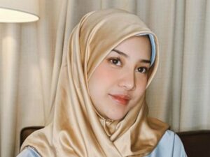 Berita artis: Anya Geraldine bikin pangling warganet dengan potret cantik dirinya yang mengenakan hijab, cantik dan ayu banget.