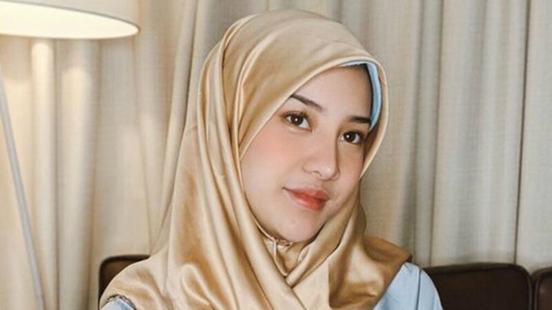 Berita artis: Anya Geraldine bikin pangling warganet dengan potret cantik dirinya yang mengenakan hijab, cantik dan ayu banget.