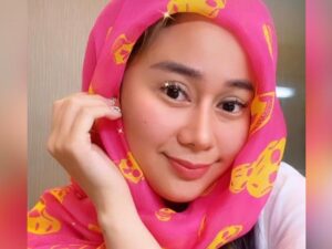 Berita artis: Selebgram Denise Chariesta pamer foto pakai hijab di akun Instagramnya, netizen tanyakan mau jadi mualaf.