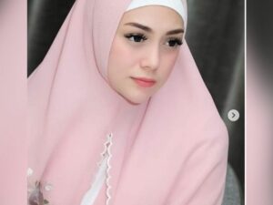 Berita artis: Artis cantik Celine Evangelistas dikabarkan kini sudah resmi mualaf, ia pun tampak cantik saat menganakan hijab.
