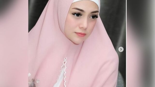 Berita artis: Artis cantik Celine Evangelistas dikabarkan kini sudah resmi mualaf, ia pun tampak cantik saat menganakan hijab.
