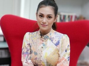 Berita artis terbaru: Unggah foto saat liburan bersama anaknya, benarkan Celine Evangelista berniat mencari papa baru?.