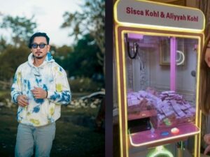 Berita artis: Denny Sumargo mengunggah konten Sisca Kohl bermain mesin capit berisi uang dan pertanyakan pekerjaan ayah Sisca Kohl.