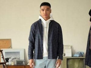 Berita artis: Fadly Faisal tampil toples yang memperlihat perut sixpacknya. Potret tersebut dibagikan oleh Fadly Faisal di Instagram miliknya.