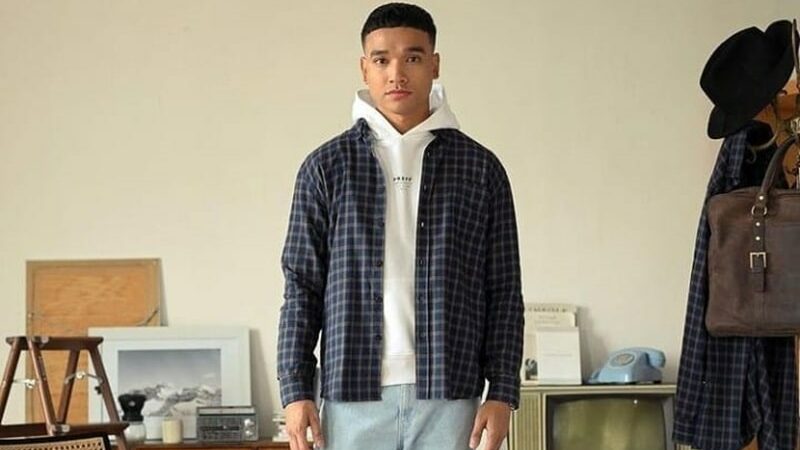Berita artis: Fadly Faisal tampil toples yang memperlihat perut sixpacknya. Potret tersebut dibagikan oleh Fadly Faisal di Instagram miliknya.