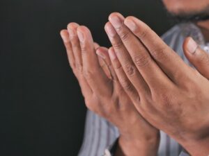 Buka puasa merupakan hal yang dinanti-nanti umat Islam ketika Ramadan. Saat berbuka kita membaca doa. Inilah dua versi doa berbuka puasa.