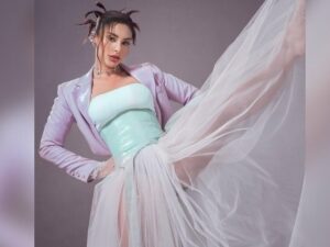 Berita artis: Nora Alexandra disebut sebagai barbie hidup saat dirinya mengenakan baju kembang seperti seorang princess yang turun dari kayangan.