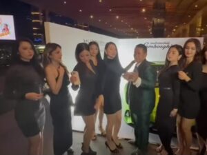 Berita artis: Hotman Paris baru saja mengunggah video dirinya yang sedang berdansa dengan para asprinya yang cantik-cantik, Sabtu (16/4/2022).