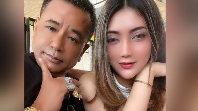 Berita artis: Hotman Paris baru saja berfoto dengan salah seorang aspri cantiknya, foto Hotman terlihat lebih muda dari yang biasanya.