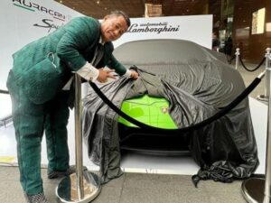 Berita terkini: Hotman Paris meminta sang istri untuk menjadi orang pertama yang naik ke mobil Lamborghini yang baru saja dibelinya.